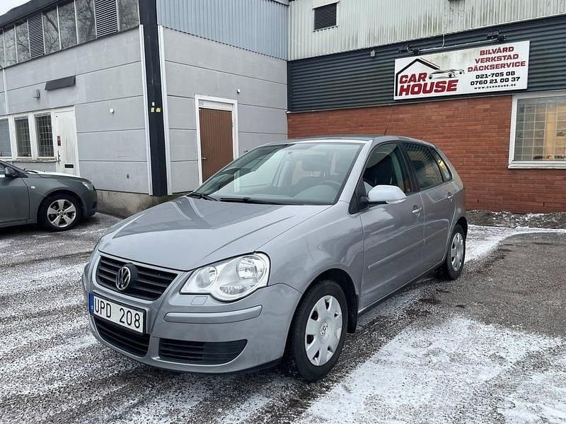 Silver Begagnad 2006 VW Polo Comfortline Halvkombi | 36 900 kr (Marknadspris) - Bild 1/4