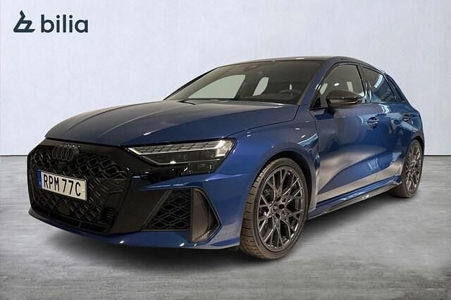 Blå Begagnad 2024 Audi RS3 Sportback Sport Halvkombi | 729 000 kr (Marknadspris) - Bild 1/4