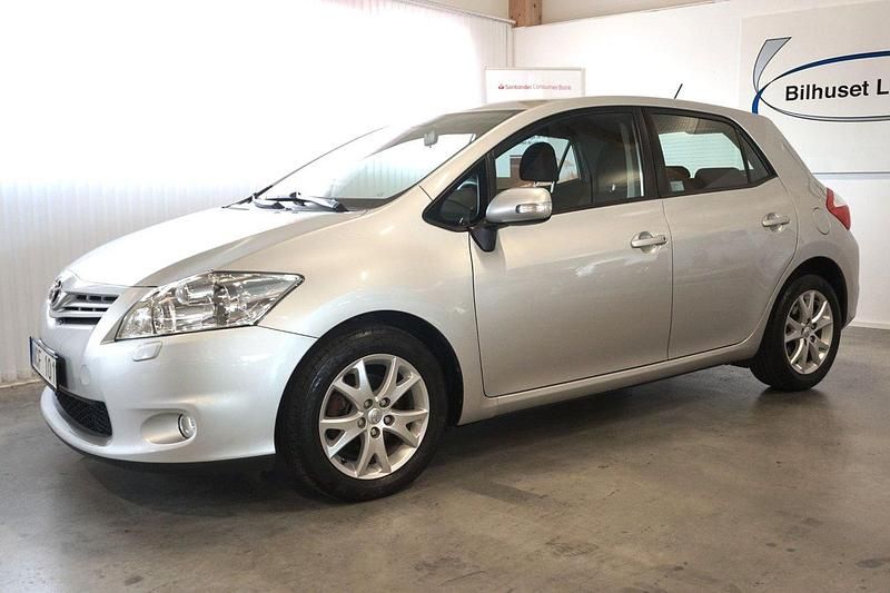 Silver Begagnad 2012 Toyota Auris Halvkombi | 115 000 kr (Lite dyr) - Bild 1/4