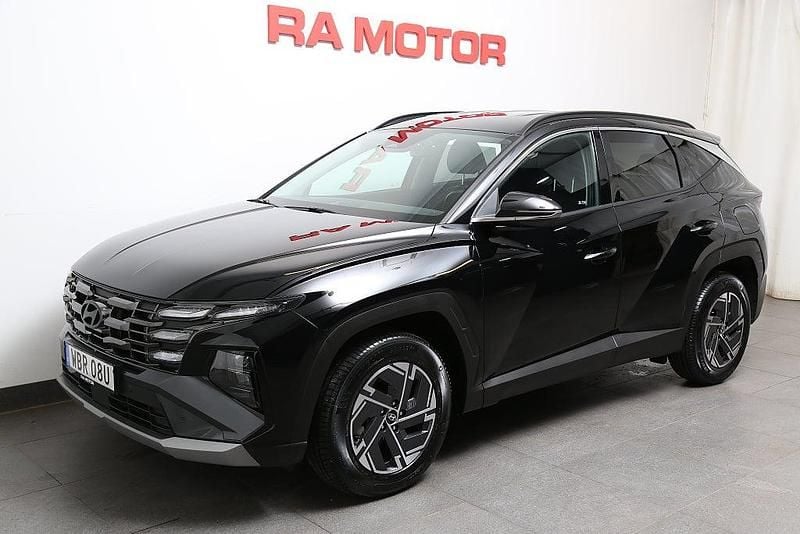 Abyss black Begagnad 2024 Hyundai Tucson Essential SUV | 339 900 kr (Bra pris) - Bild 1/4