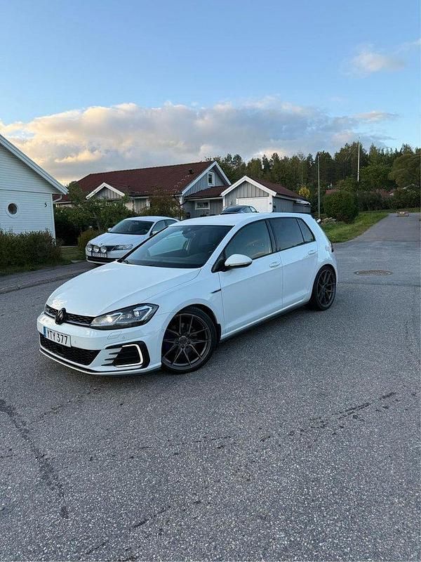 Vit Begagnad 2018 VW Golf VII GTE Halvkombi | 185 000 kr (Marknadspris) - Bild 1/4