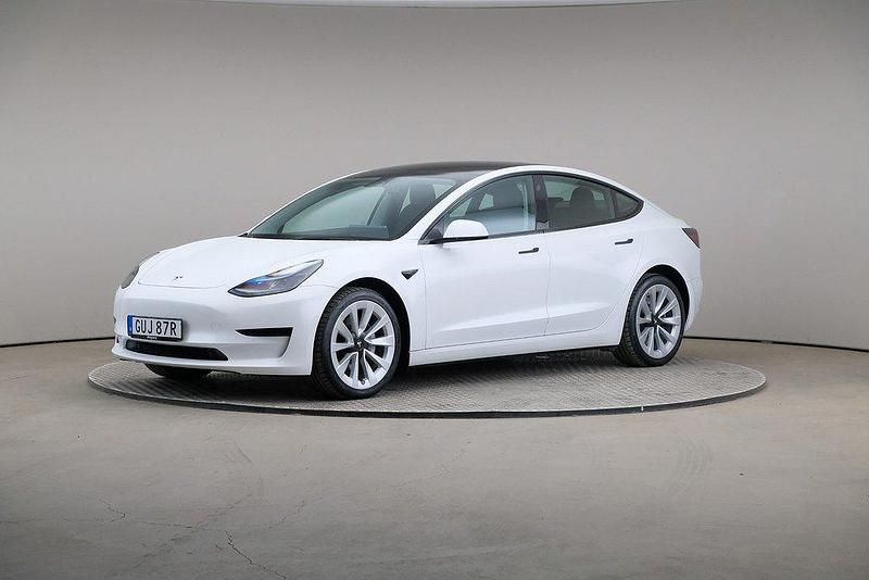 Vit Begagnad 2022 Tesla Model 3 Standard Range Sedan | 309 000 kr (Marknadspris) - Bild 1/4