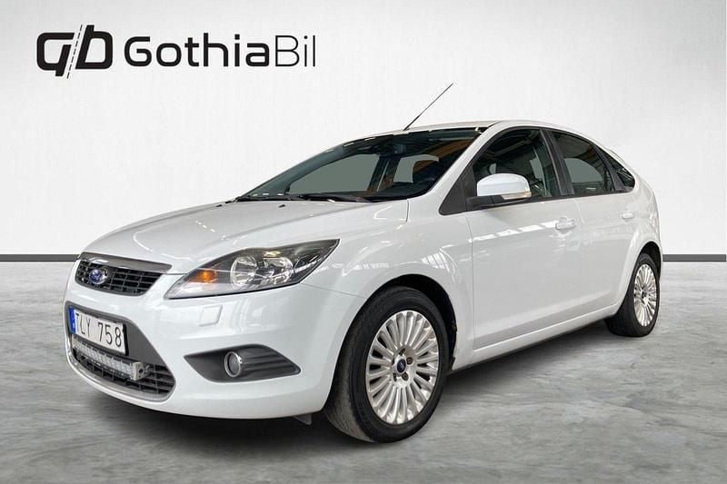 Vit Begagnad 2010 Ford Focus Titanium Halvkombi | 37 900 kr (Marknadspris) - Bild 1/4