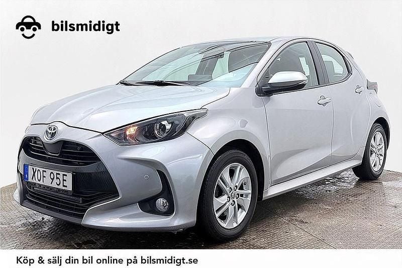 Silver Begagnad 2023 Toyota Yaris Hybrid Active Halvkombi | 204 800 kr (Bra pris) - Bild 1/3