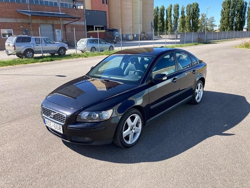 Svart Begagnad 2005 Volvo S40 Kinetic Sedan | 47 500 kr (Marknadspris) - Bild 1/4