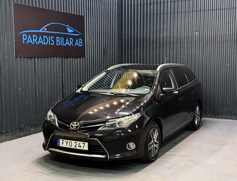 Svart Begagnad 2015 Toyota Auris Touring Sports Edition Kombi | 74 900 kr (Marknadspris) - Bild 1/4