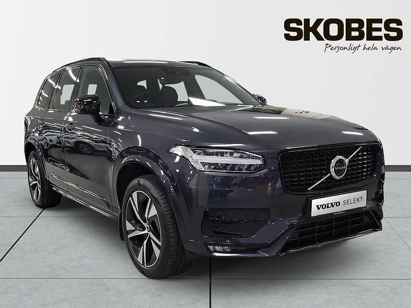 Grå Begagnad 2022 Volvo XC90 R-Design SUV | 569 100 kr (Marknadspris) - Bild 1/4