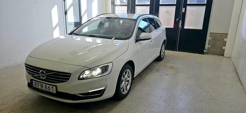 Vit Begagnad 2017 Volvo V60 Momentum Kombi | 144 900 kr (Marknadspris) - Bild 1/4