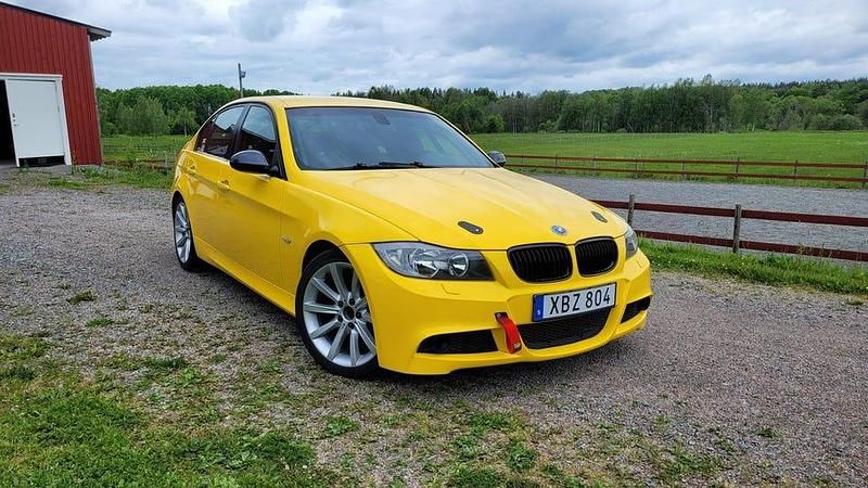 Folierad gul Begagnad 2006 BMW 325 Sedan | 129 000 kr - Bild 1/4