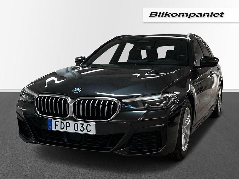 Grå Begagnad 2021 BMW 520 Kombi | 369 000 kr (Dyr) - Bild 1/4