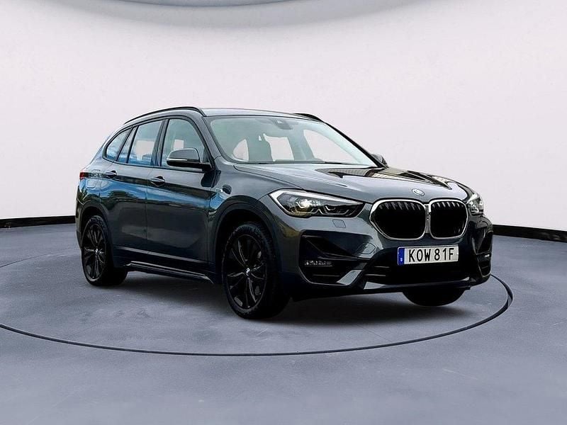 Grå Begagnad 2022 BMW X1 Sport Line SUV | 309 900 kr (Marknadspris) - Bild 1/4