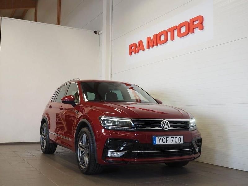 Mörkröd Begagnad 2017 VW Tiguan R-line SUV | 229 900 kr (Marknadspris) - Bild 1/3