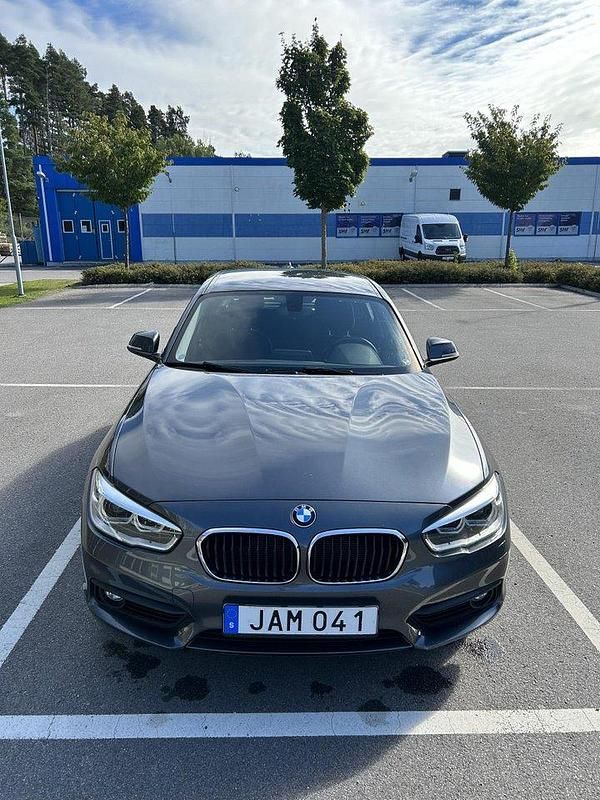 Grå Begagnad 2017 BMW 118 Advantage Halvkombi | 149 000 kr (Superpris) - Bild 1/4