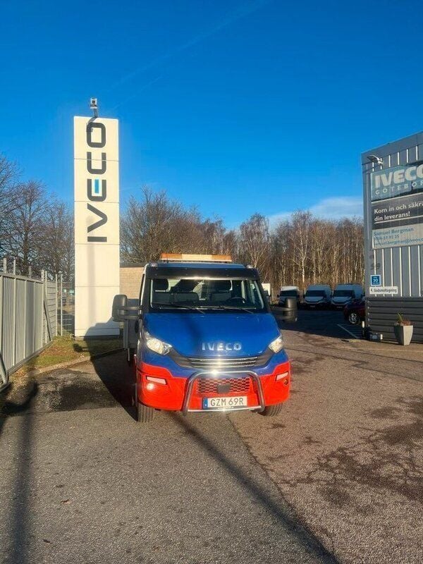 Flerfärgad (blå) Begagnad 2019 Iveco Daily Van | 598 750 kr - Bild 1/4