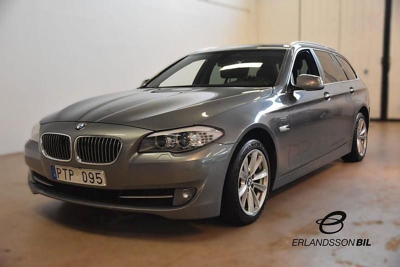 Grå Begagnad 2011 BMW 520 Kombi | 99 900 kr (Marknadspris) - Bild 1/4