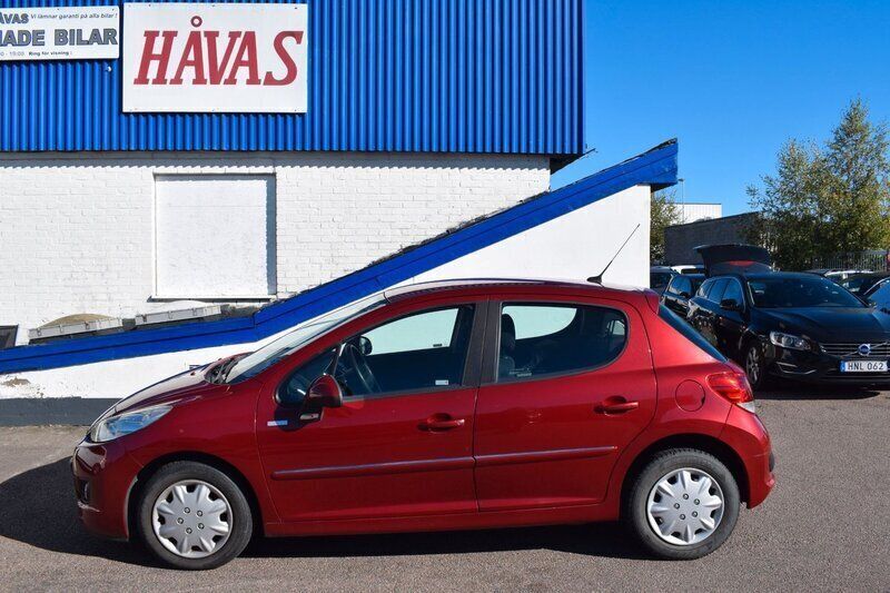 Mörkröd (röd) Begagnad 2010 Peugeot 207 Halvkombi | 37 900 kr (Marknadspris) - Bild 1/4