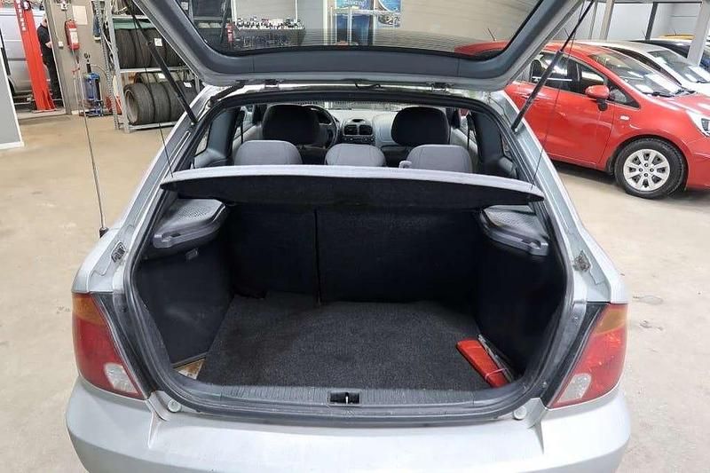 Begagnad Hyundai Accent 105 HK (77 kW) 2003 Silver Halvkombi