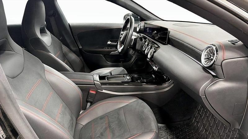 Begagnad Mercedes CLA250 Shooting Brake AMG 218 HK (160 kW) 2024 Svart Kombi