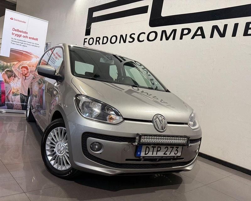 Silver Begagnad 2015 VW up! high up! Halvkombi | 49 900 kr (Marknadspris) - Bild 1/4