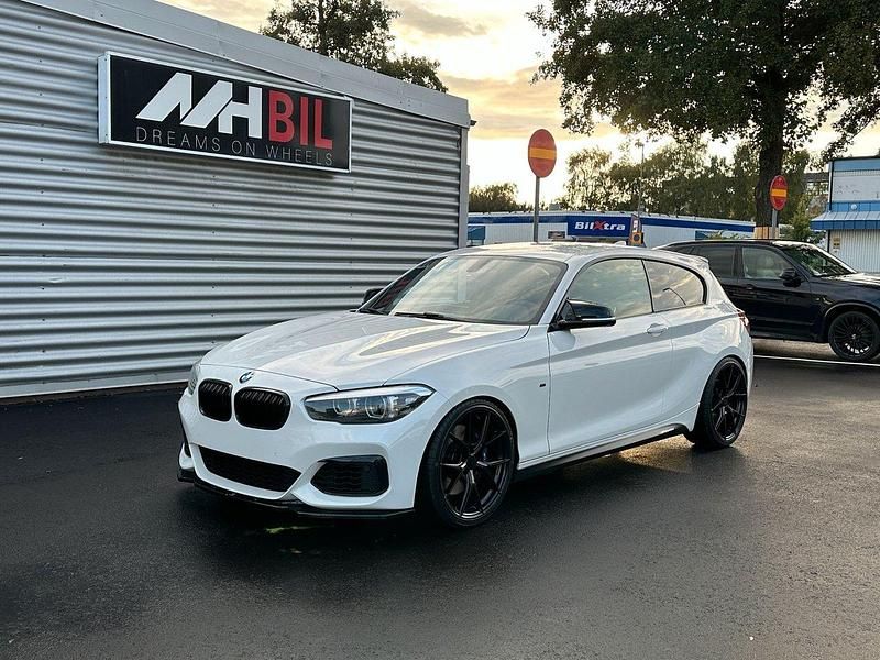 Vit Begagnad 2019 BMW M140 M Sport Halvkombi | 359 900 kr (Dyr) - Bild 1/4
