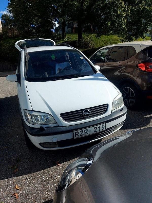 Vit Begagnad 2001 Opel Zafira Minibuss | 7 000 kr - Bild 1/4