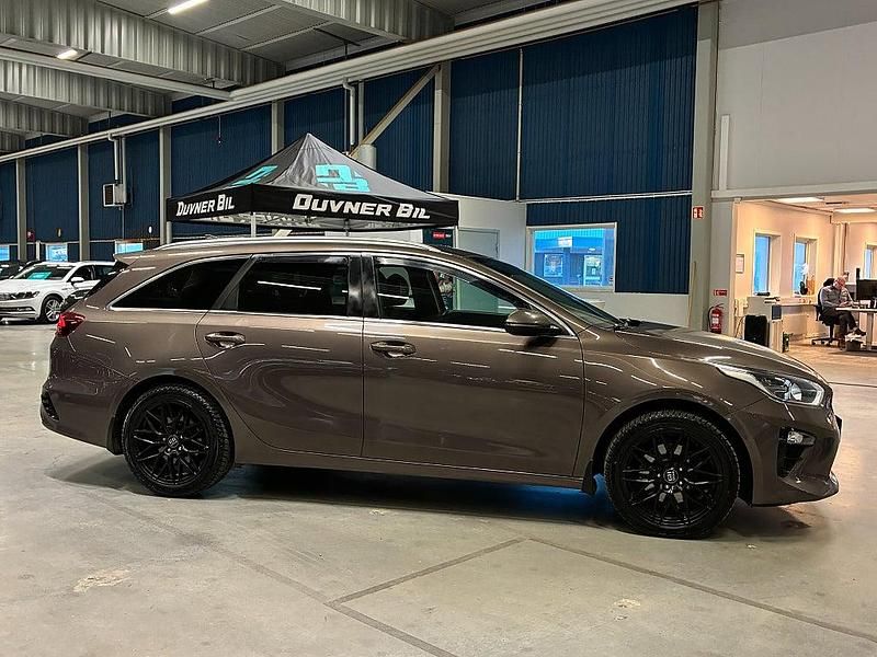 Begagnad Kia Ceed Sportswagon 140 HK (102 kW) 2020 Brun Kombi