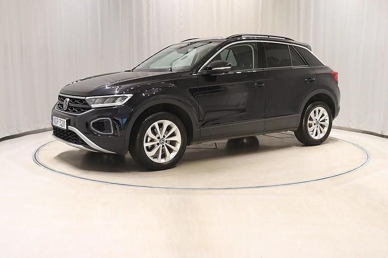 Deep black pearl Begagnad 2024 VW T-Roc Life SUV | 314 900 kr (Lite dyr) - Bild 1/4