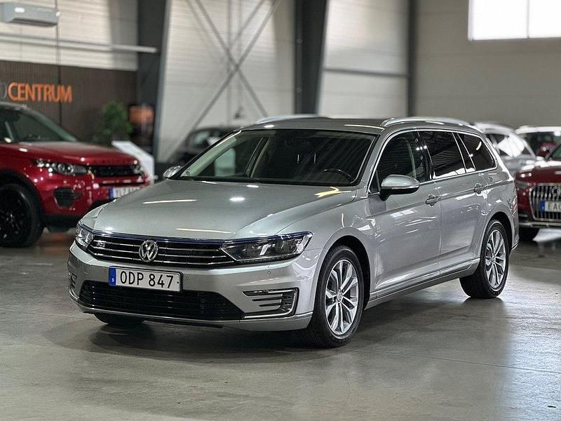 Silver Begagnad 2016 VW Passat GTE Kombi | 159 900 kr (Marknadspris) - Bild 1/4