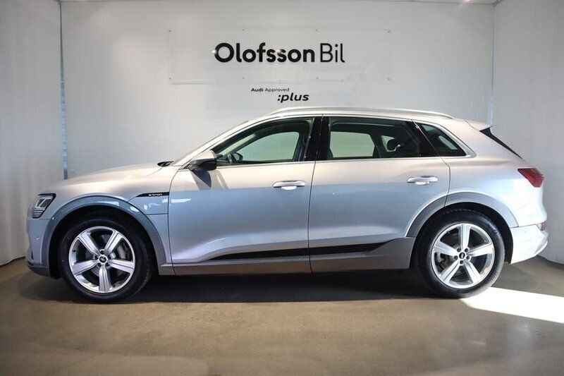 Florettsilver metallic Begagnad 2022 Audi e-tron Proline SUV | 419 000 kr (Marknadspris) - Bild 1/3