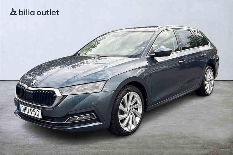 Grå Begagnad 2021 Skoda Octavia Kombi | 259 900 kr (Marknadspris) - Bild 1/1