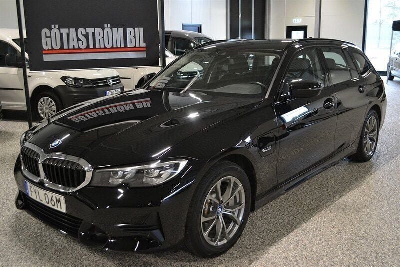 Svart Begagnad 2022 BMW 330e Sport Line Kombi | 263 000 kr (Superpris) - Bild 1/4