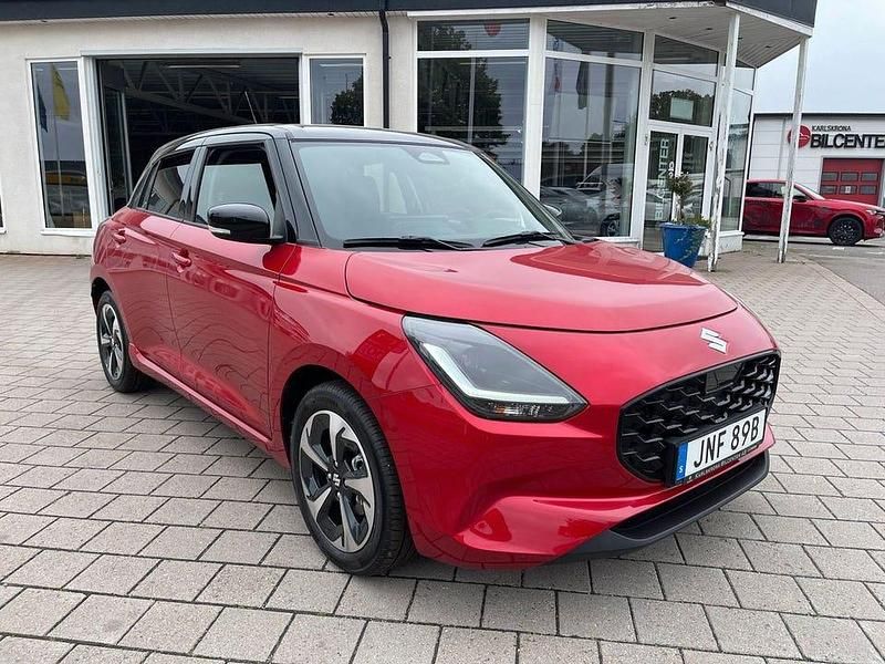 Ny Suzuki Swift 82 HK (60 kW) 2025 Röd metallic med svart tak Halvkombi