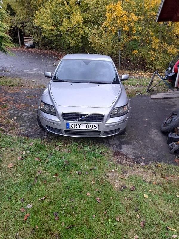 Grå Begagnad 2006 Volvo S40 Sedan | 23 500 kr (Marknadspris) - Bild 1/4