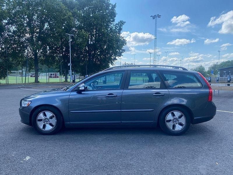 Grå Begagnad 2010 Volvo V50 Kinetic Kombi | 44 300 kr (Marknadspris) - Bild 1/4