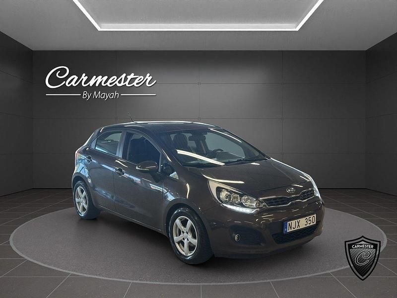 Brun Begagnad 2014 Kia Rio Halvkombi | 79 990 kr (Marknadspris) - Bild 1/4
