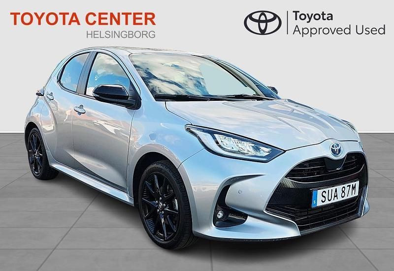 Begagnad Toyota Yaris Hybrid Style 117 HK (86 kW) 2023 Silver Halvkombi