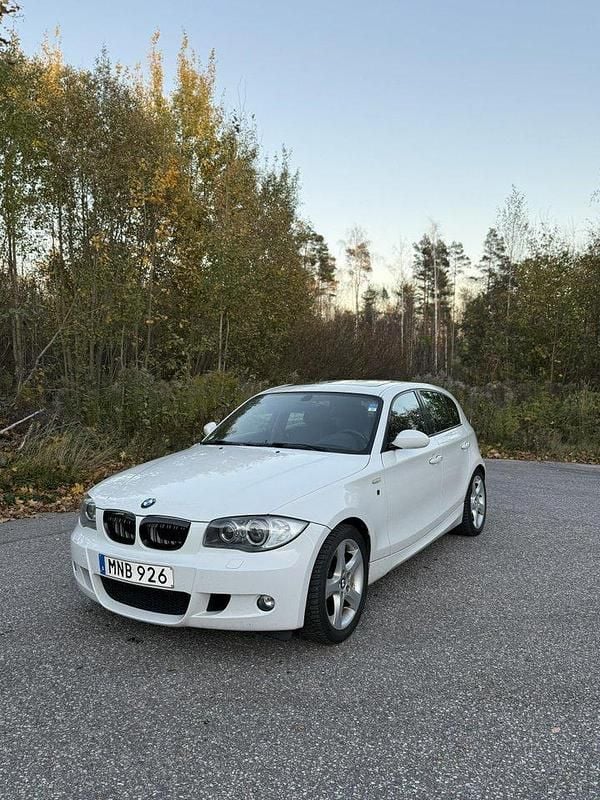 Vit Begagnad 2008 BMW 120 Advantage Halvkombi | 75 000 kr (Marknadspris) - Bild 1/4