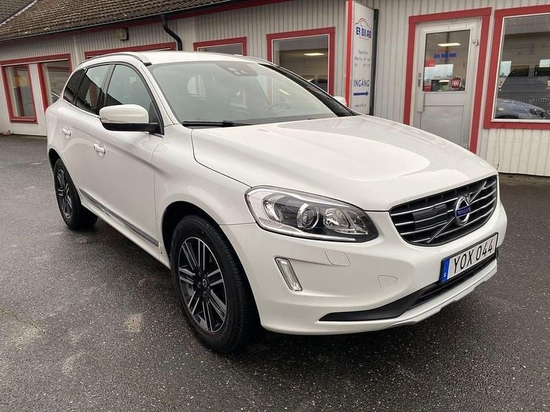 Vit Begagnad 2017 Volvo XC60 Standard SUV | 217 900 kr (Superpris) - Bild 1/4
