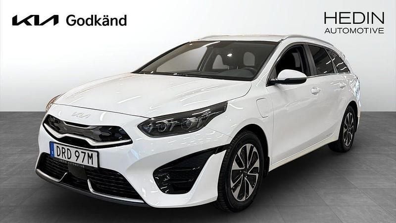 Begagnad Kia Ceed 141 HK (103 kW) 2023 Vit Halvkombi