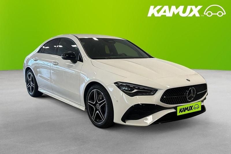 Vit Begagnad 2025 Mercedes CLA200 AMG Sportkupé | 399 900 kr (Marknadspris) - Bild 1/3
