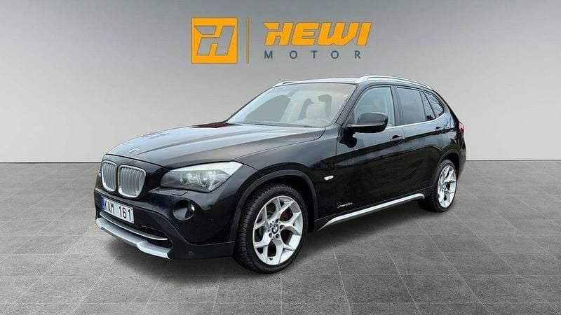 Svart Begagnad 2009 BMW X1 SUV | 94 900 kr (Marknadspris) - Bild 1/4