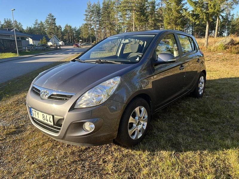 Grå Begagnad 2012 Hyundai i20 Premium Halvkombi | 67 000 kr (Marknadspris) - Bild 1/4