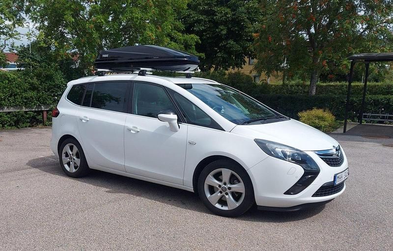 Vit Begagnad 2012 Opel Zafira Minibuss | 100 000 kr - Bild 1/4