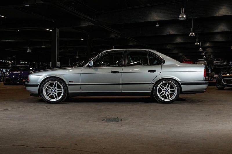 Begagnad BMW M5 340 HK (250 kW) 1995 Grå Sedan