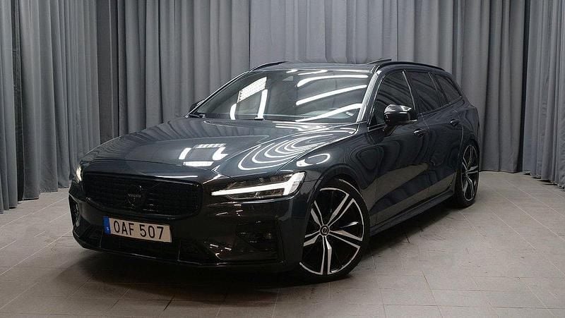 Grå Begagnad 2018 Volvo V60 R-Design Kombi | 299 000 kr (Dyr) - Bild 1/4