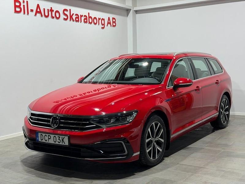 Röd Begagnad 2020 VW Passat GTE Kombi | 246 500 kr (Marknadspris) - Bild 1/4
