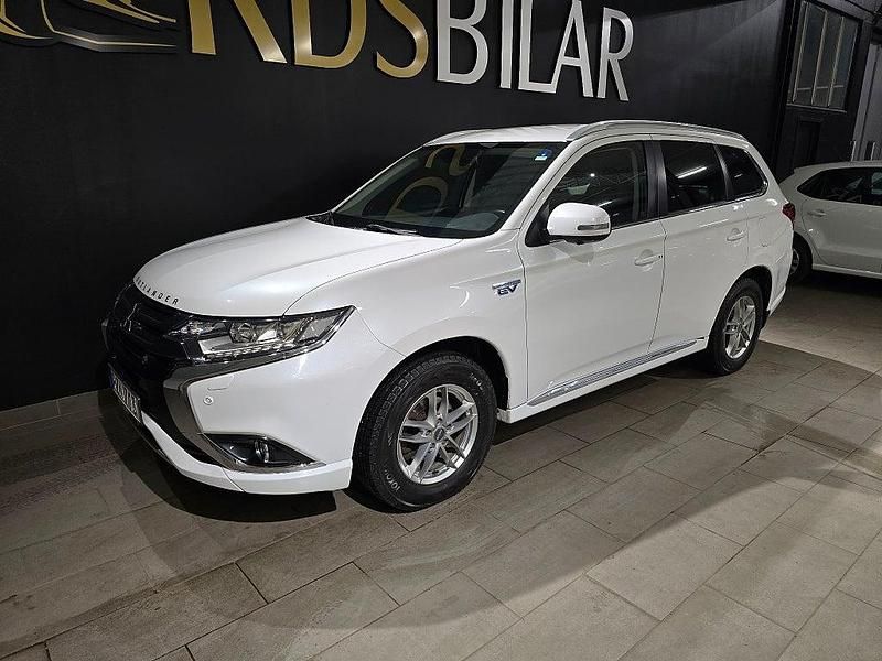 Begagnad Mitsubishi Outlander P-HEV 121 HK (88 kW) 2015 Vit SUV