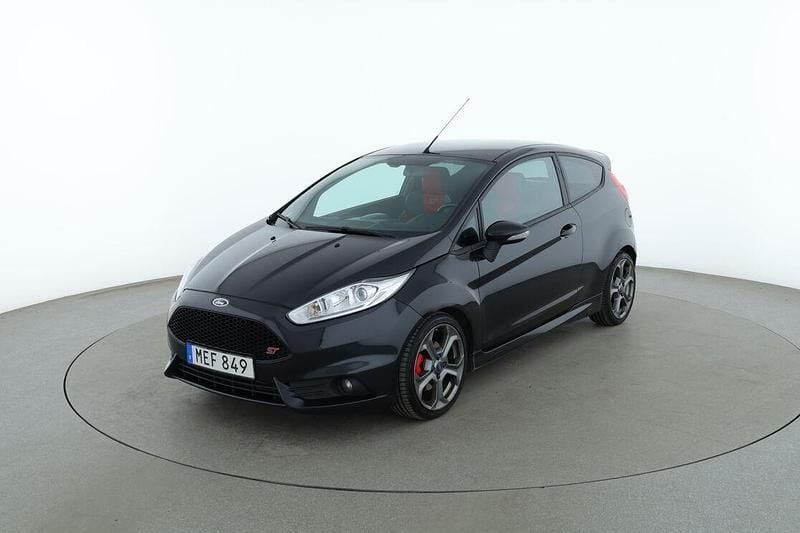Svart Begagnad 2015 Ford Fiesta ST Sedan | 101 000 kr (Marknadspris) - Bild 1/3