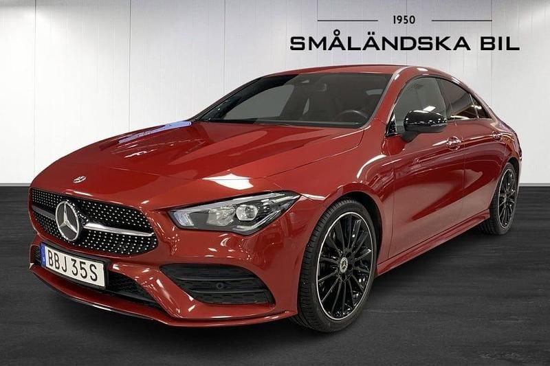 Röd Begagnad 2022 Mercedes CLA200 AMG Sportkupé | 299 000 kr (Marknadspris) - Bild 1/4