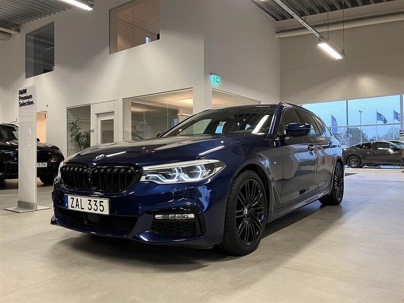 Blå/lila Begagnad 2017 BMW 540 M Sport Kombi | 419 900 kr (Marknadspris) - Bild 1/4